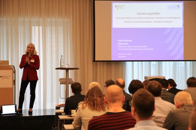 Das Vernetzungstreffen wurde eröffnet von Katrin Nostadt, Referentin im Referat Mensch-Technik-Interaktion des BMBF