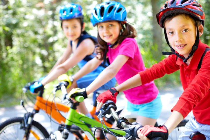 Kinder auf Fahrrädern 
