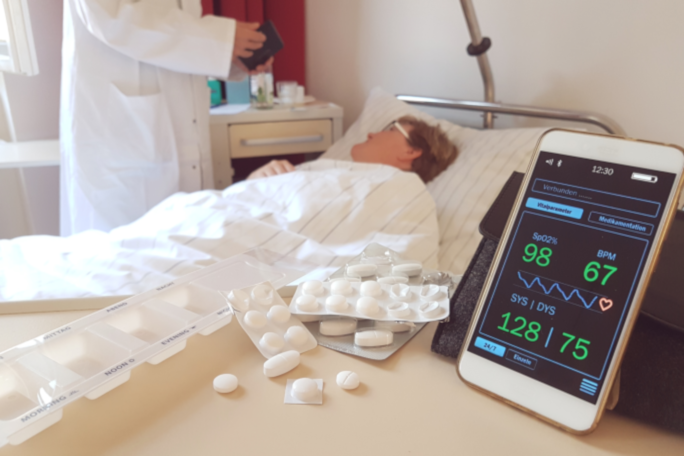 Patient mit Monitoring-Daten auf Tablet