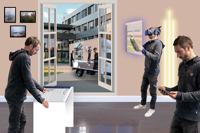 Simulation eines Raumes, in dem derselbe Mann dreimal zu sehen ist, wie er eimal eine VR-Brille trägt, einmal mit einer Surface interagiert und einmal mit einem Tablet. Im Hintergrund ist ein geöffnetes Fenster zu sehen, das zu einem Hof führt. Im Hof befindet sich ein LKW, auf dem die Szene des Bildvordergrundes abgebildet ist.