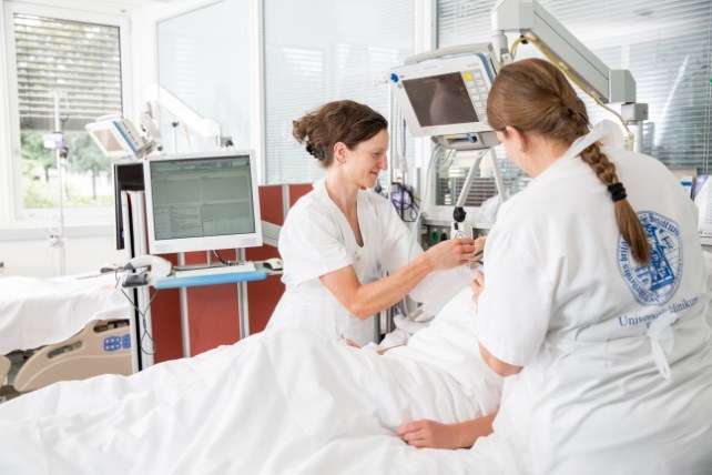 Zwei Krankenschwestern pflegen Patienten auf Intensivstation