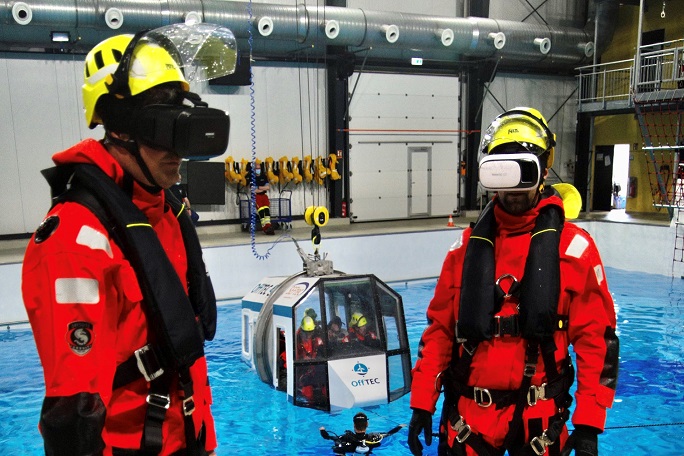 Taucher mit VR-Brillen an einem Schwimmbecken.