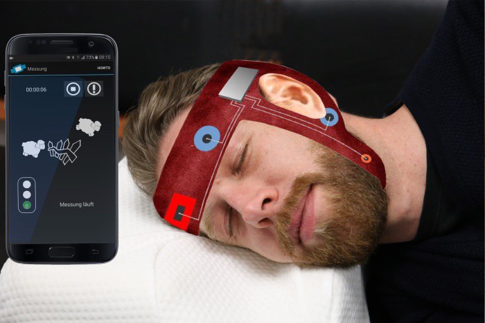 Schlafender Mann mit Schlafmesssystem