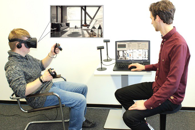 Ein Mann mit einer VR-Brille und zwei Controllern in den Händen sitzt einem anderen Mann mit einem Laptop gegenüber. Über dem Kopf des Mannes mit der VR-Brille schwebt ein kleines Bild von einer anderen Umgebung, das verdeutlicht, was er gerade mit seiner VR-Brille sieht.