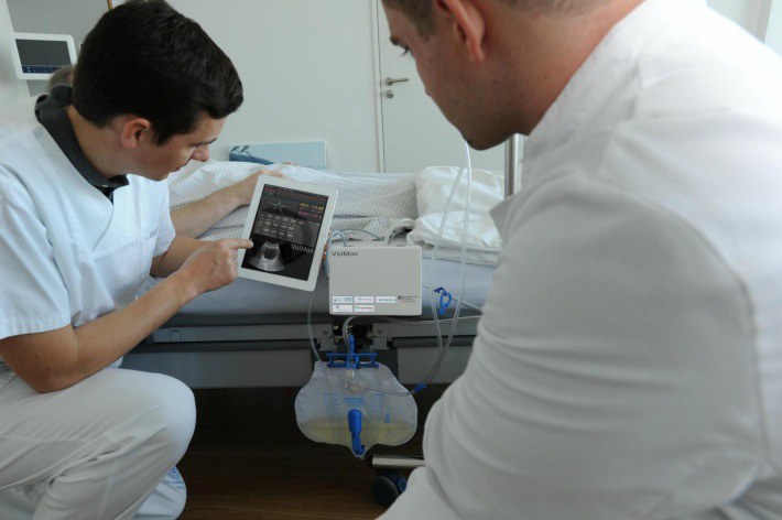 Zwei Ärzte schauen sich ein Tablet an