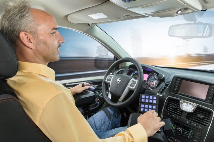 Fahrer im Auto-Cockpit