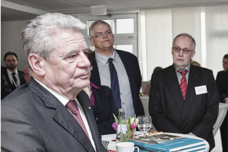 Joachim Gauck beim Besuch der kommunalen Beratungsstelle