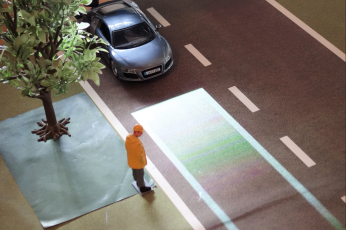 projiziertes Scheinwerferlicht auf einer Straße