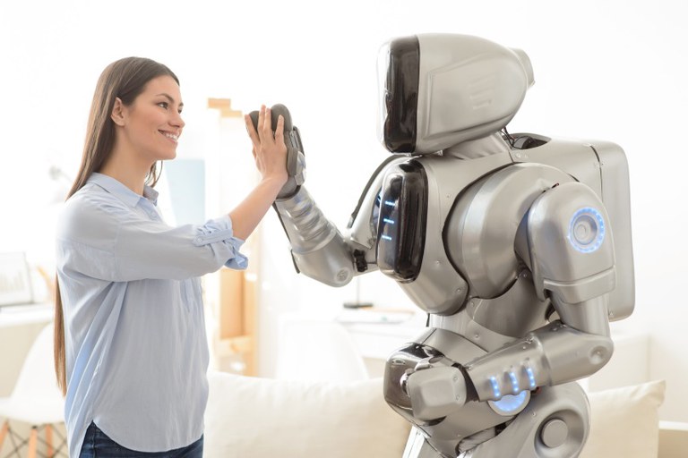 Frau und Roboter